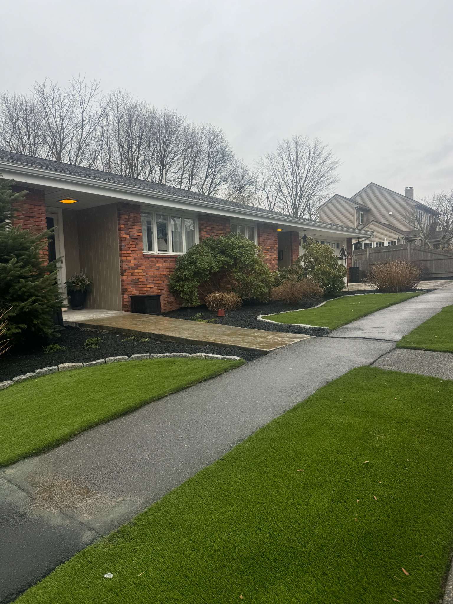 Well maintained green lawn and front yard landscaping design